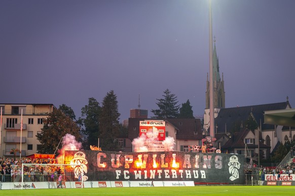 Choreo mit Petraden in der Winterthurer Fankurve beim Fussballcupspiel zwischen dem FC Winterthur und dem FC St.Gallen, am Freitag, 13. September 2019, in Winterthur. (KEYSTONE/Melanie Duchene)