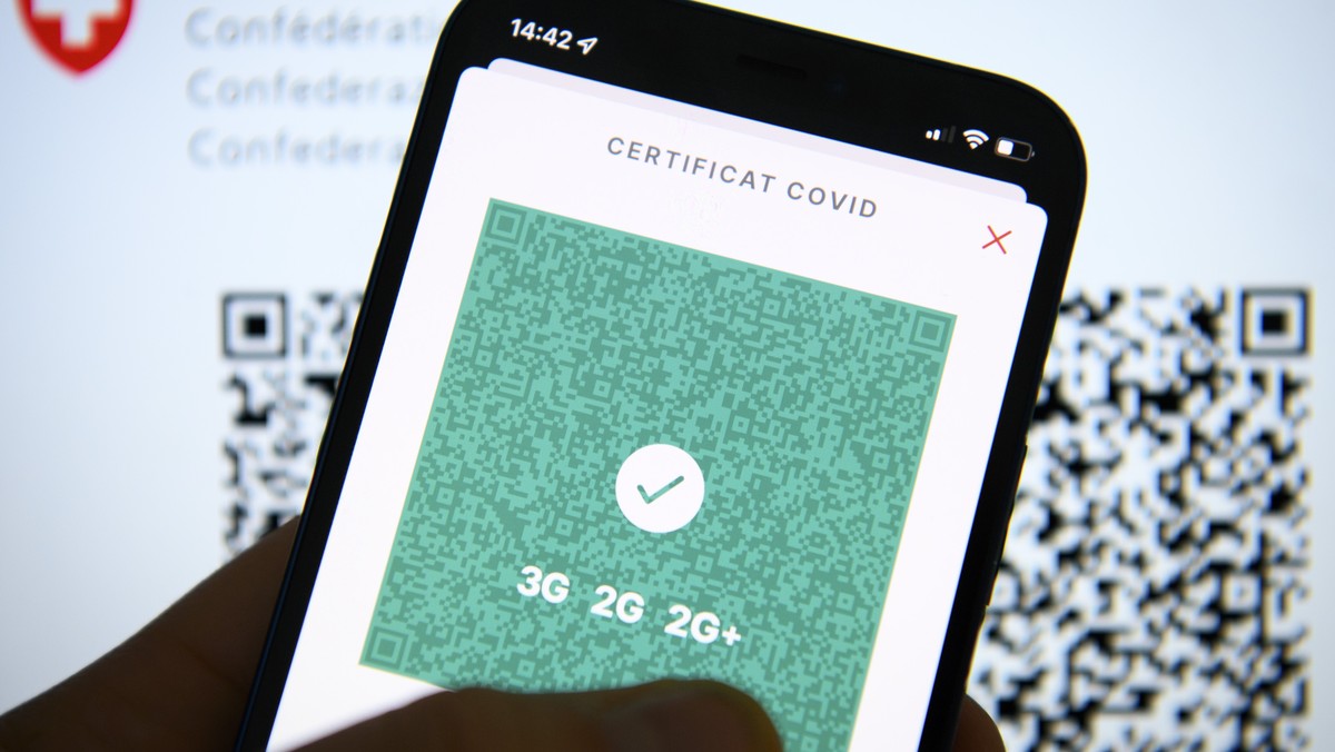 Une personne tient dans sa main un smartphone avec l'application Certificat Covid suisse et son code QR indiquant 3G, 2G et 2G+ ce mercredi 12 janvier 2022 a Lausanne. (KEYSTONE/Laurent Gillieron ...