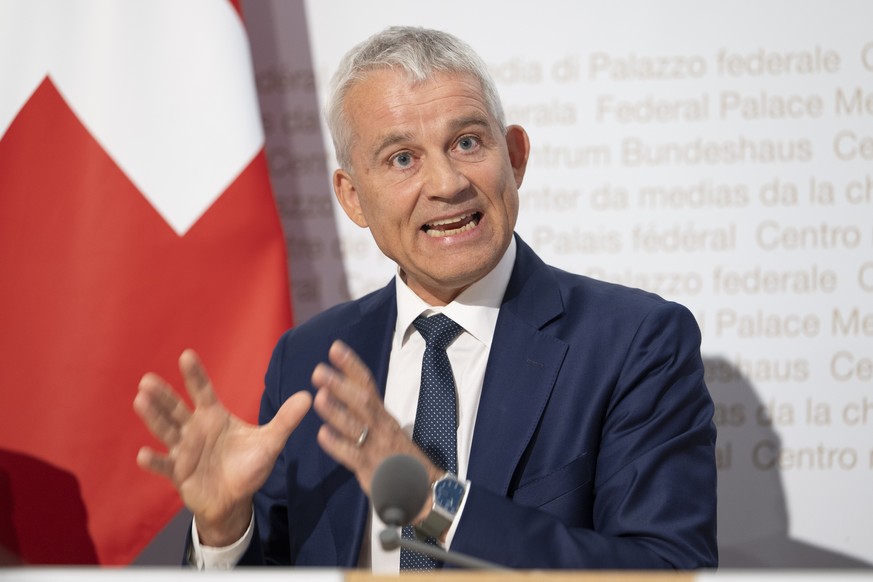 Bundesrat Beat Jans aeussert sich an einer Medienkonferenz zur Kompass Initiative, am Donnerstag, 13. August 2026, in Bern. (KEYSTONE/Peter Schneider)