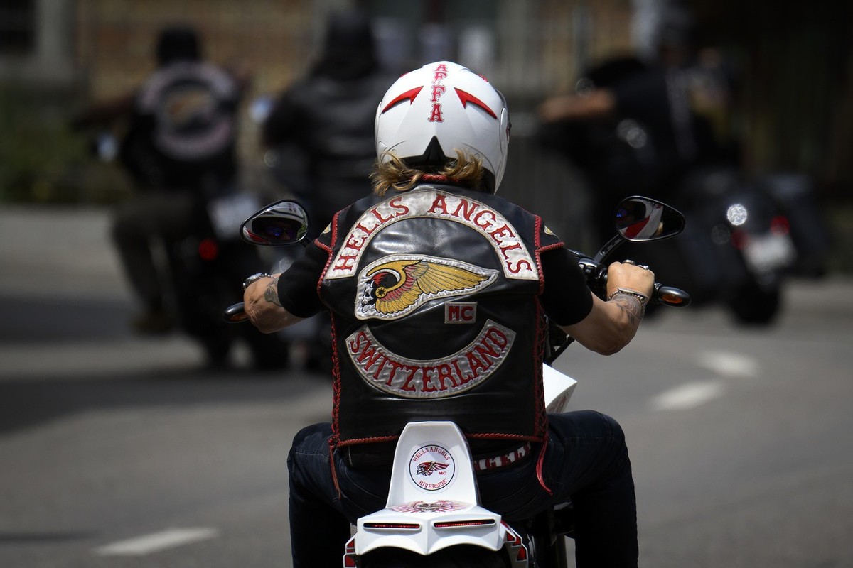 Die Mitglieder der Hells Angels verlaessen den Parkplatz auf ihren Motorr