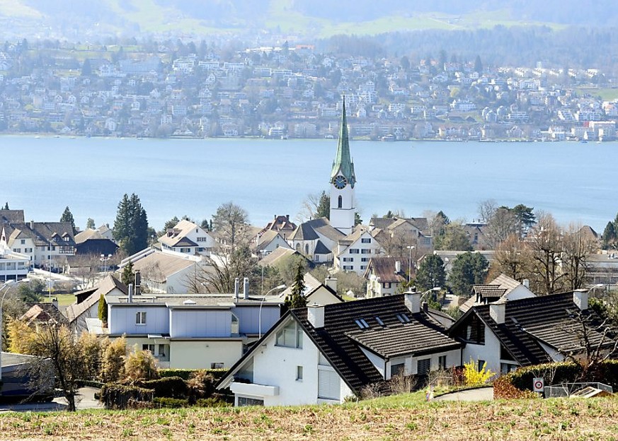 Blick auf Zollikon an der Zürcher Goldküste: Luxuswohnungen haben sich weiter verteuert (Archivbild).