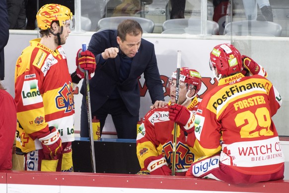 Biel&#039;s Head Coach Antti Toermaenen, Mitte, gibt Anweisungen, waehrend dem Eishockey National League Spiel, zwischen dem EHC Biel und dem HC Genf-Servette am Samstag 6. Januar 2018 in der Tissot A ...