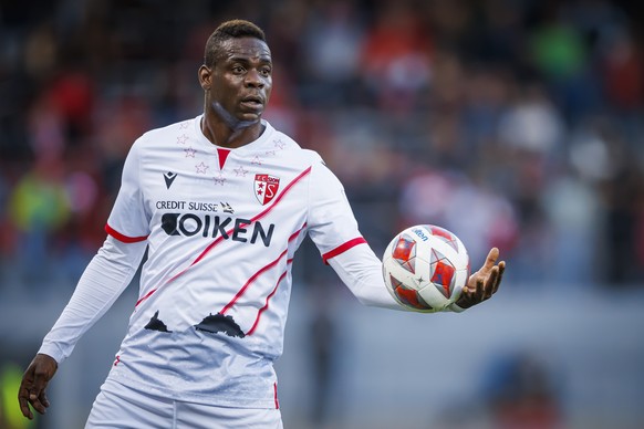 L&#039;attaquant valaisan Mario Balotelli reagit lors de la rencontre du championnat de football de Super League entre le FC Sion et le FC Lucerne le samedi 15 octobre 2022 au stade de Tourbillon a Si ...