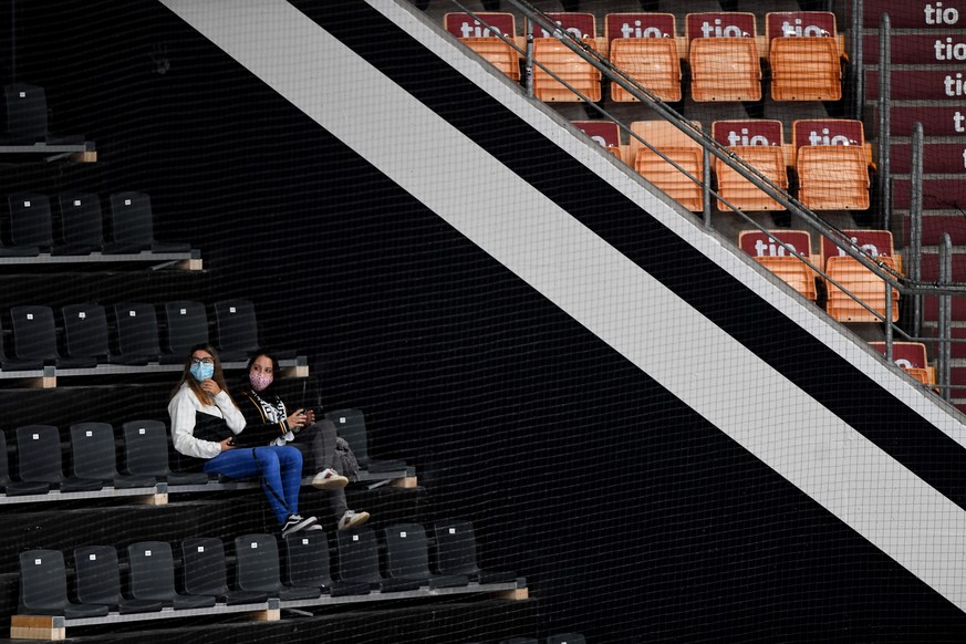 Lugano's fans with the anti covid-19 mask, before the preliminary round game of National League A (NLA) Swiss Championship 2020/21 between HC Lugano against ZSC Lions, at the Corner Arena stadium ...
