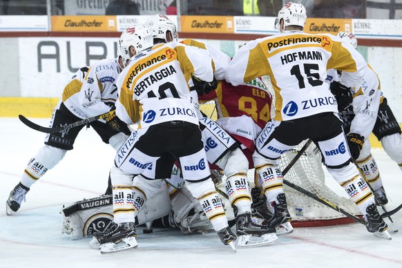 Tigers Eero Elo, Mitte, gegen 5 Luganesi, waehrend dem Meisterschaftsspiel der National League, zwischen den SCL Tigers und dem HC Lugano, am Samstag 4. November 2017 in der Ilfishalle in Langnau. (KE ...