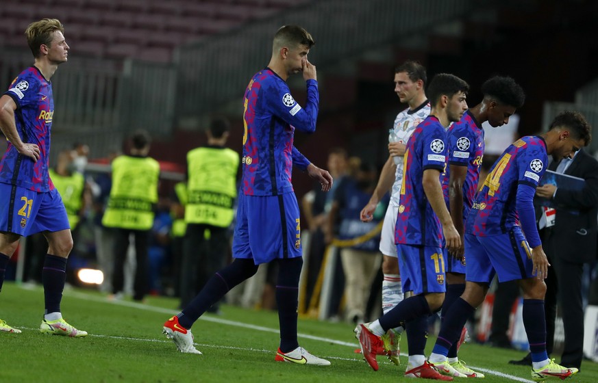 Barcelona&#039;s Gerard Pique leaves at the end of a Champions League group E soccer match between F.C. Barcelona and Bayern at Camp Nou stadium in Barcelona, Spain, Tuesday, Sept. 14, 2021. (AP Photo ...
