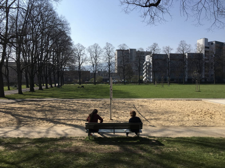 Zuerich in Zeiten des Coronavirus: Menschen halten Abstand auf der Josefswiese am Donnerstag 19. Maerz 2020.