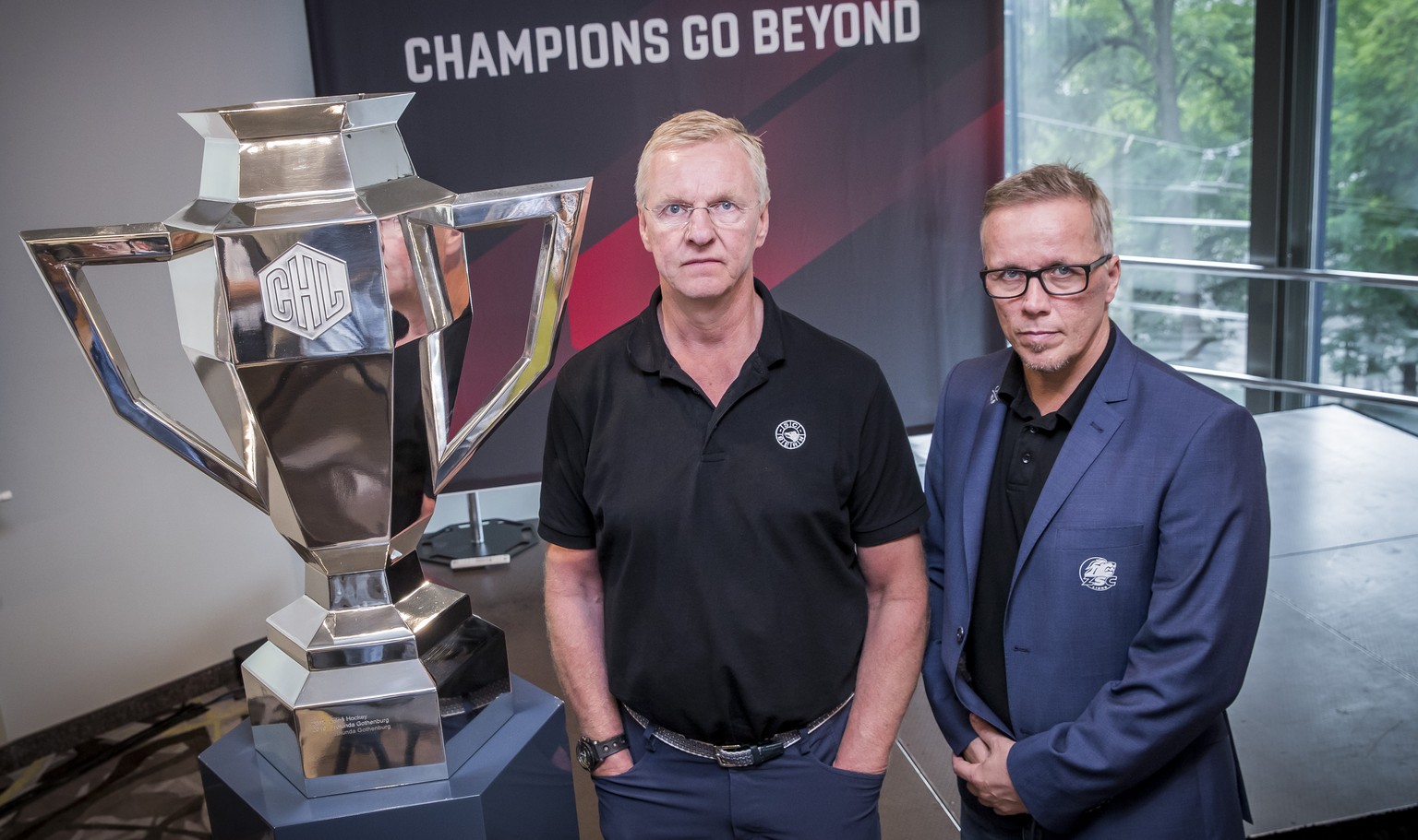 An der Pressekonferenz im Marriott vor Beginn der Champions Hockey League posieren Kari Jalonen, Headcoach SC Bern, links, und Hans Wallson, Headcoach ZSC Lions, vor dem Pokal am Montag, 21. August 20 ...