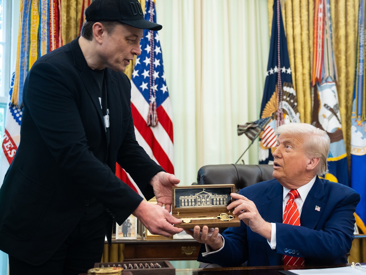 KEYPIX - epa12145972 Elon Musk receives a gift from US President Donald Trump (R) during a press conference in the Oval Office at the White House in Washington, DC, USA, 30 May 2025. (KEYSTONR/EPA/FRA ...