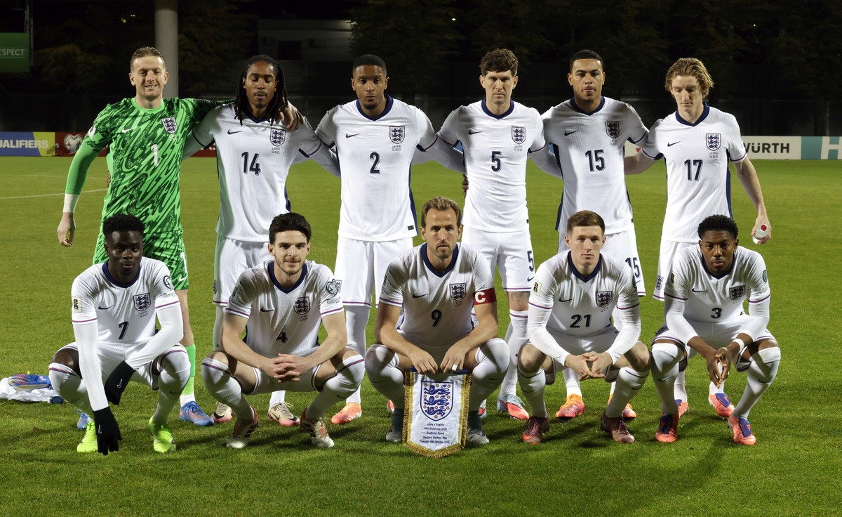 epa12453851 Team England's starting eleven pose for the group photo prior to during the 2026 FIFA World Cup European Qualifiers soccer match between Latvia and England in Riga, Latvia, 14 October ...
