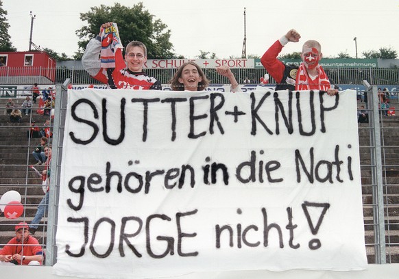 Schweizer Fans protestieren vor dem Freundschaftsspiel Schweiz-Tschechien am 1. Juni 1996 in Basel mit einem Plakat gegen Artur Jorge, Coach der Schweizer Fussballnationalmannschaft, und fordern die A ...