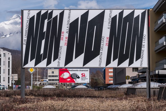 Ein Plakat wirbt fuer ein Nein zur Durchsetzungsinitiative, am Donnerstag, 18. Februar 2016, in Bellinzona. Ueber die Volksinitiative &quot;Zur Durchsetzung der Ausschaffung krimineller Auslaender&quo ...