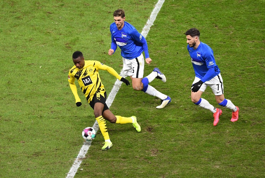 Fussball, Herren, 1. Bundesliga, Saison 2020/21, 8. Spieltag, Hertha BSC - Borussia Dortmund, v. l. Youssoufa Moukoko Borussia Dortmund, Niklas Stark Hertha BSC, Mathew Leckie Hertha BSC, 21.11. 2020, ...