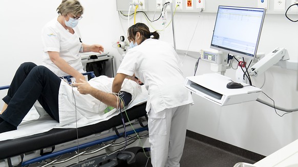 Ein Patient mit einer Coronavirus-Ansteckung wird auf der Notaufnahme eines Spital behandelt. Die Zahl der Covid-19-Fälle in der Schweiz hat nach Angaben des BAG erneut zugenommen. (Archivbild)