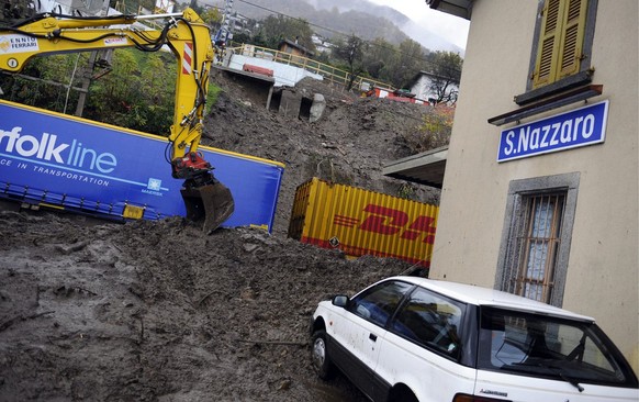 Die Lokomotive eines Gueterzuges ist im Bahnhof San Nazzaro am Lago Maggiore am Mittwoch, 5. November 2008, wegen eines Erdrutsches entgleist. Verletzt wurde dabei niemand. Die Bahnlinie Luino - Belli ...