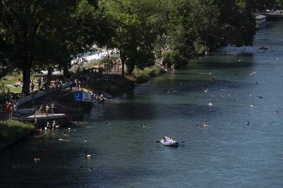 Menschen geniessen an einem Hitzetag die Sonne und schwimmen in der Aare im Marzili, am Donnerstag, 18. Juni 2026 in Bern. Seit Donnerstag gibt der Bund Hitzewarnungen der Stufen 3 und 4 heraus. Diese ...