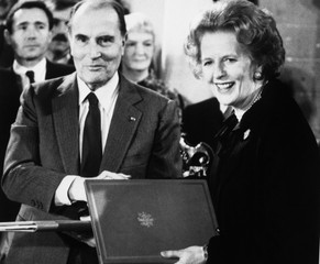 Mitterand und Thatcher freuen sich über den geplanten Bau