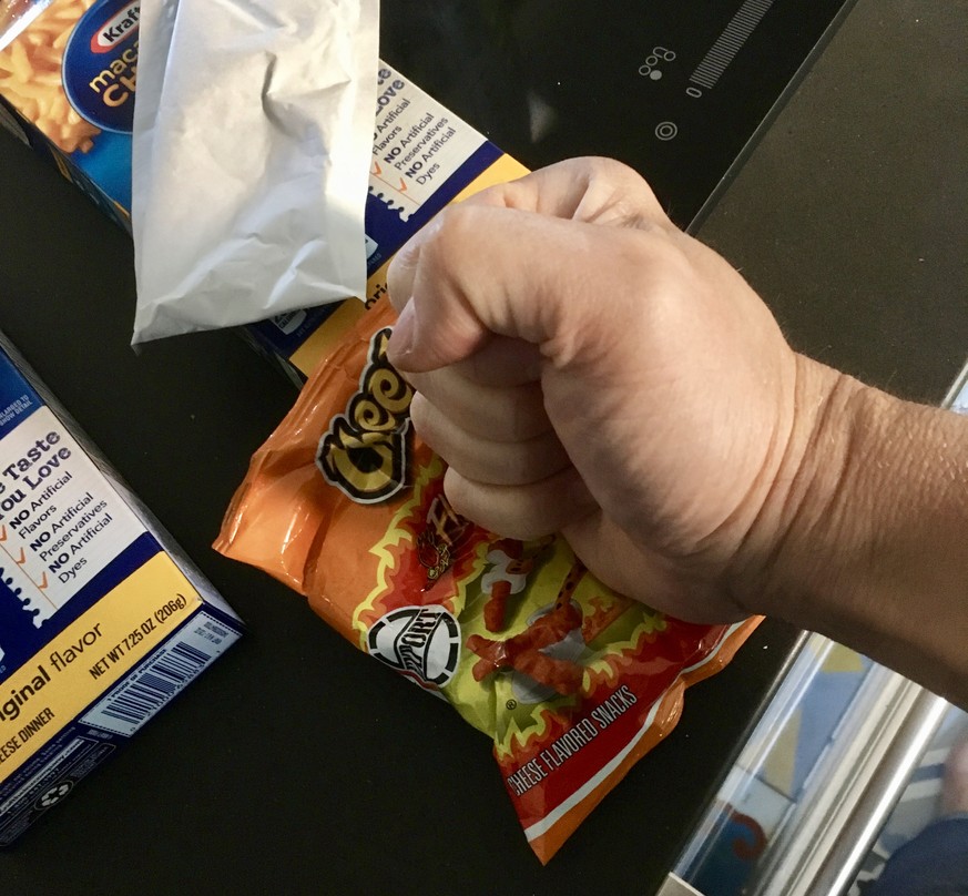 mac&#039;n&#039;cheetos macaroni cheese with flamin&#039; hot cheetos käse pasta nudeln usa amerika essen food snacks trash junk food hipster