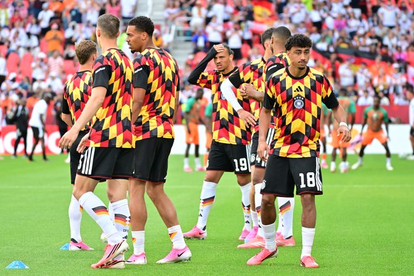 <p>Sieht aus wie eine Zirkustruppe, doch es ist die DFB-Elf.</p>