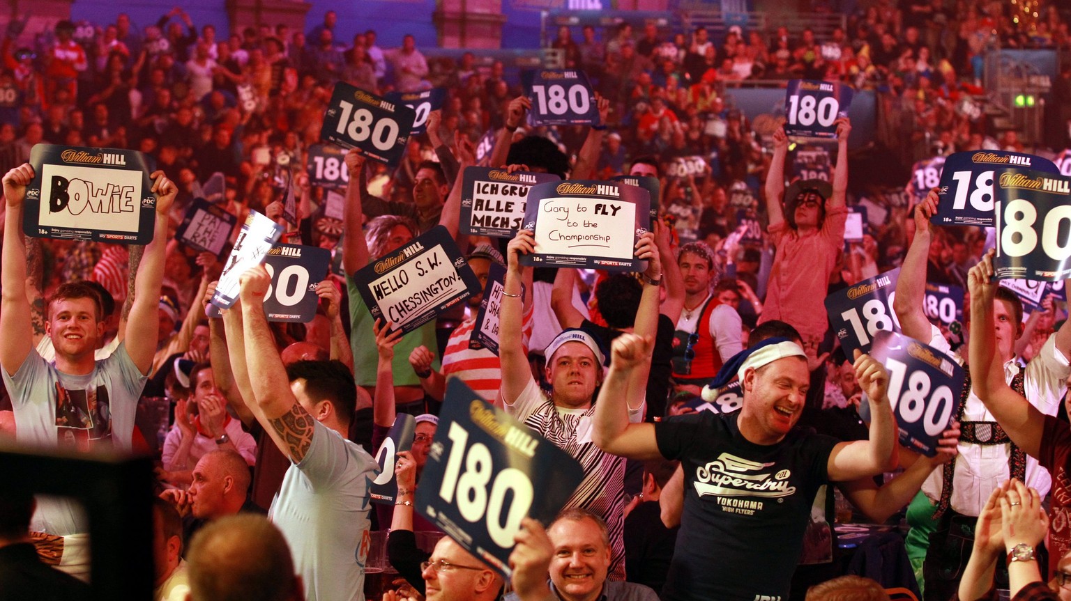 epaselect epa04546871 Fans watch the PDC World darts final between Scotland&#039;s Gary Anderson and Phil Taylor of England at the Alexandra Palace in London, Britain, 04 January 2015. EPA/SEAN DEMPSE ...