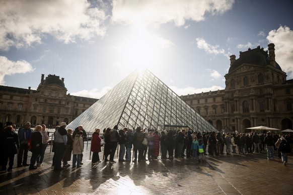 Visitors queue outside the Louvre museum, one week after the robbery, Sunday, Oct. 26, 2025 in Paris. The Paris prosecutor said on Sunday that a number of suspects have been arrested over the theft of ...