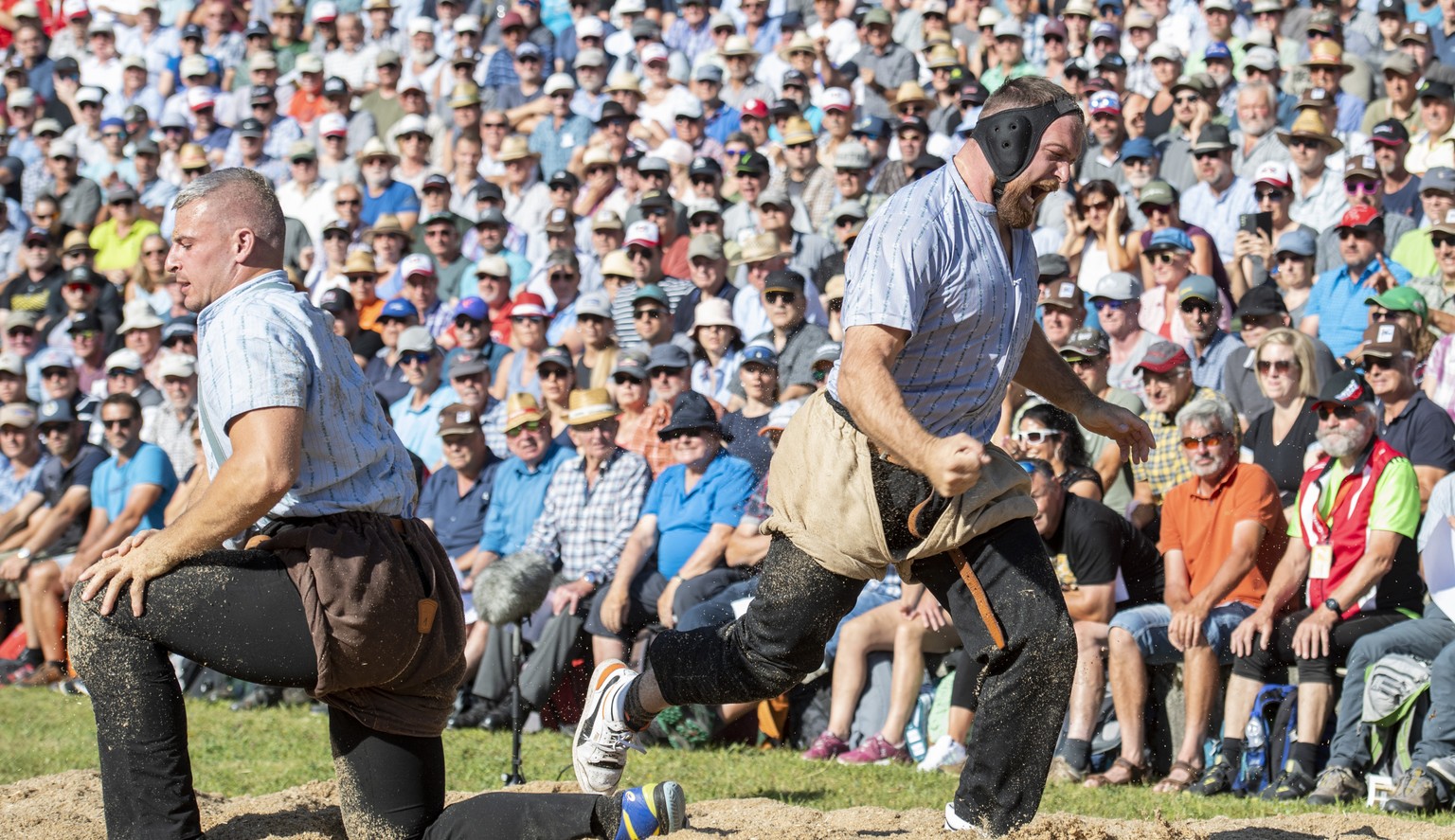 Matthias Aeschbacher, rechts, und Samuel Giger, links, im 1. Gang des traditionellen Bruenig Schwingfest auf dem Bruenig Pass vom Sonntag, 31. Juli 2022. (KEYSTONE/Urs Flueeler).