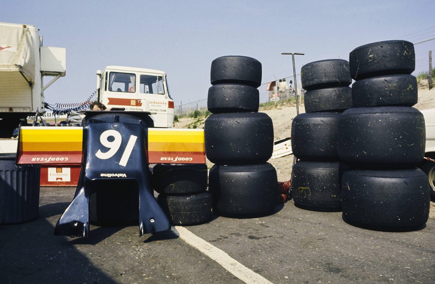 IMAGO / Motorsport Images

1975 Dutch GP ZANDVOORT, NETHERLANDS - JUNE 22: The front wing of Tom Pryce s Shadow DN5 Ford alongside a stack of tyres during the Dutch GP at Zandvoort on June 22, 1975 in ...