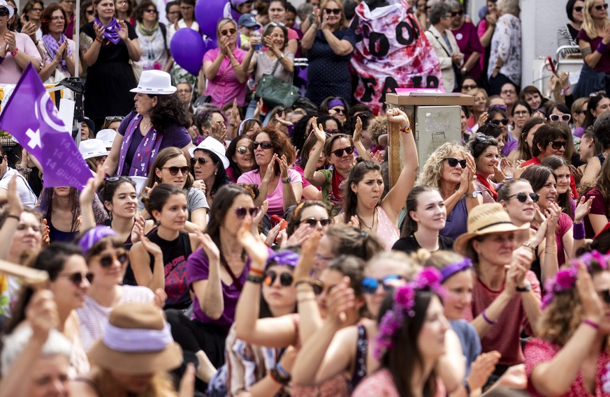 Frauen streiken am nationalen Frauenstreik am Freitag, 14. Juni 2019, in Luzern. Am heutigen Freitag findet in der Schweiz der Frauenstreik statt. Der Kampftag fr die Gleichstellung der Geschlechter  ...