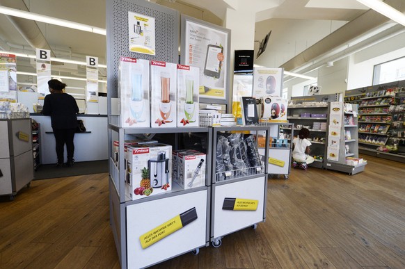 Regale mit verschiedenen Waren stehen in einer Filliale der Post, aufgenommen am Donnerstag, 9. April 2015, in Zuerich. Die Post will das Angebot von Drittprodukten in ihren Verkaufsstellen straffen.  ...