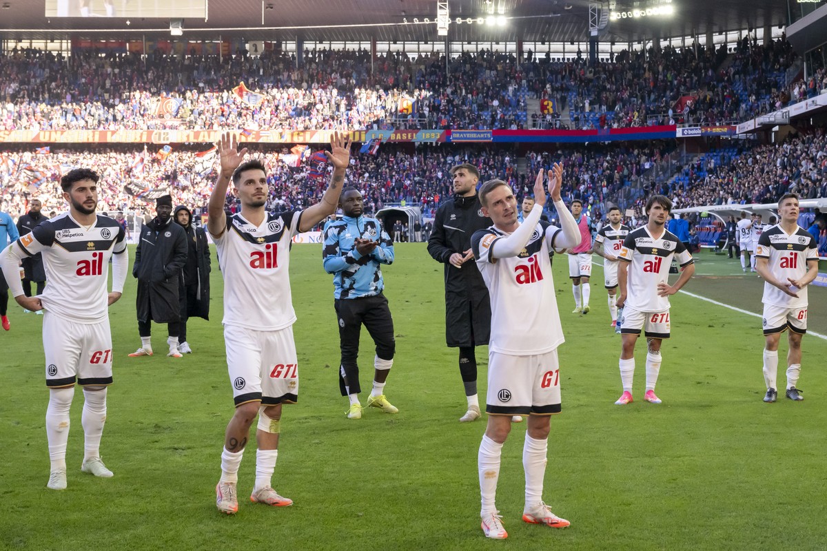 Die Luganesi bedanken sich bei den mitgereisten Fans nach dem Fussball Meisterschaftsspiel der Regular Season der Swiss Super League zwischen dem FC Basel 1893 und dem FC Lugano im Stadion St. Jakob-P ...