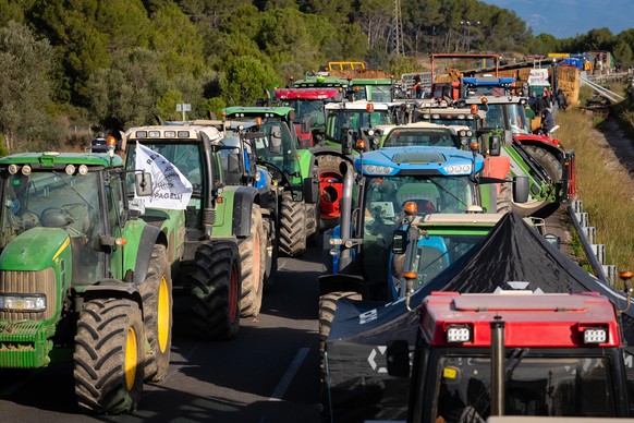 epaselect epa12635810 Several farmers block the AP7 and N-II roads near the village of Pontos in the province of Girona, Catalonia, northeastern Spain, 08 January 2026. The protest demands that Spain  ...
