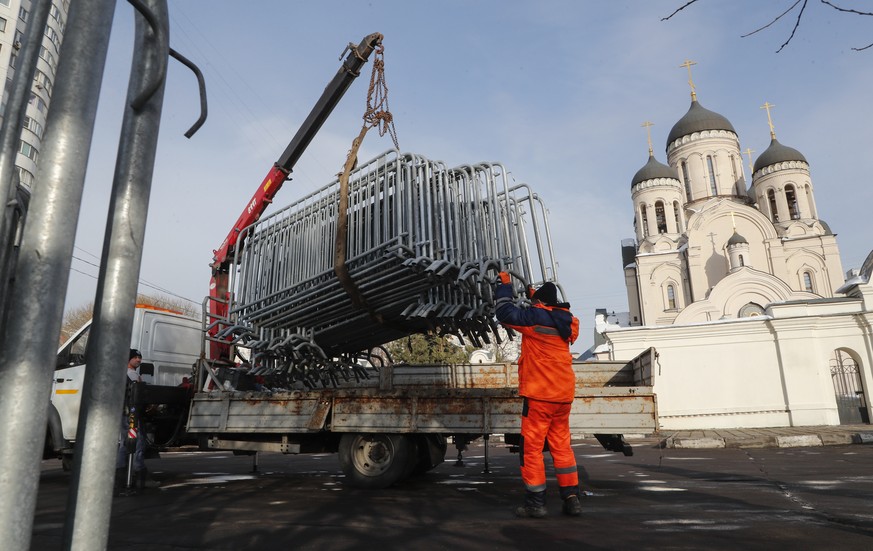 epa11188669 Municipal workers unload fences outside the Church of the Icon of the Mother of God, ahead of the upcoming funeral of the late Russian opposition leader Alexei Navalny, in Moscow, Russia, 29 F...