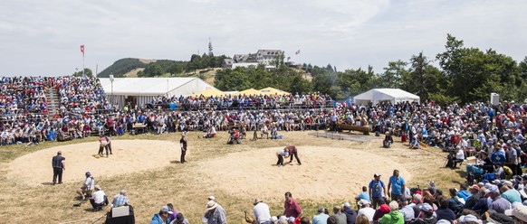 Uebersicht am 64. Weissenstein-Schwinget auf dem Weissenstein am Samstag, 18. Juli 2015. (KEYSTONE/Thomas Hodel)