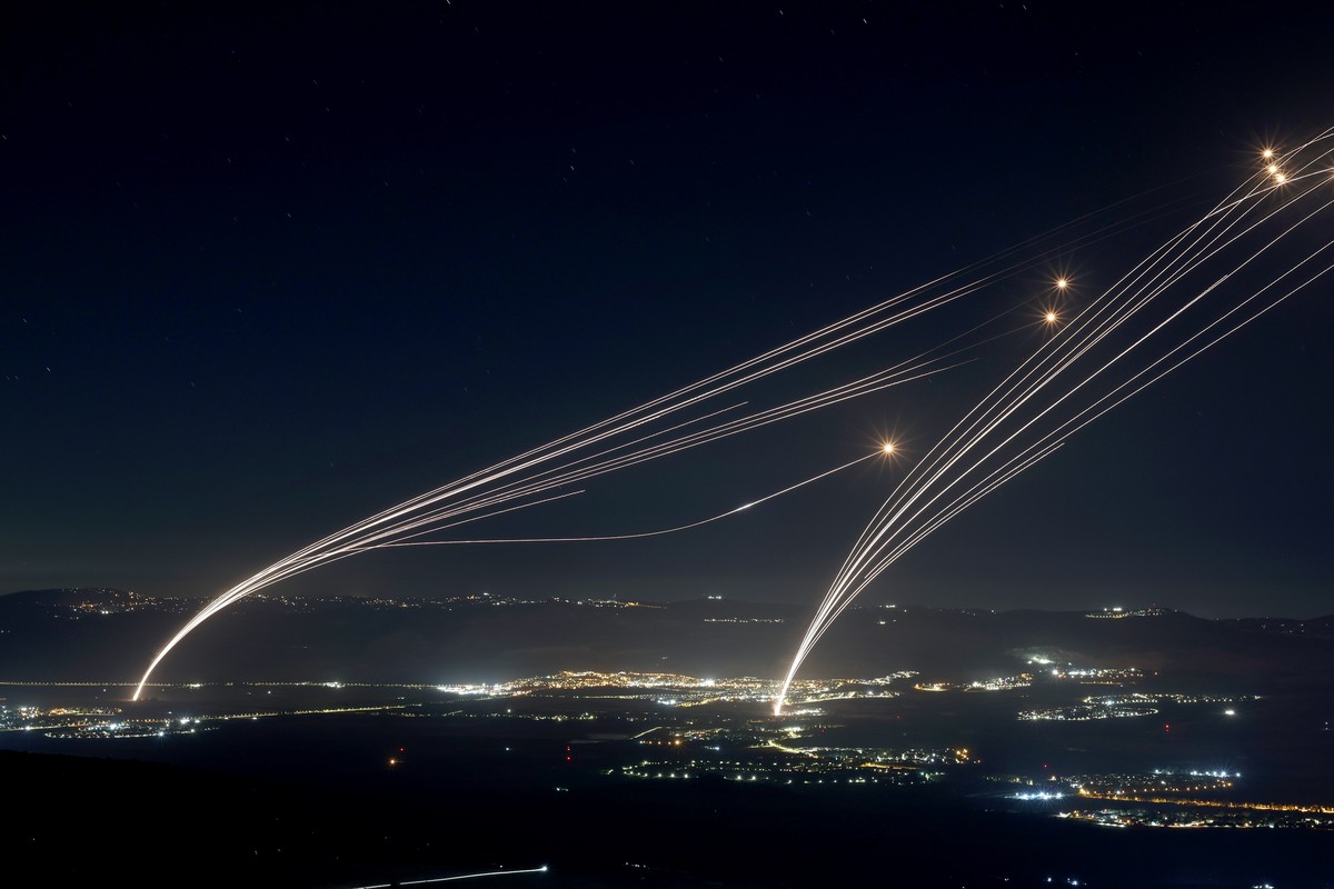 epaselect epa11523722 Projectiles fired from the Israeli Iron Dome air defense system to intercept missiles fired from southern Lebanon, over the upper Galilee, northern Israel, early 04 August 2024.  ...