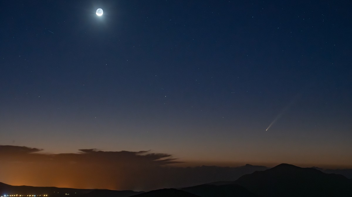 epa11633451 Comet C/2023 A3 (Tsuchinshan-ATLAS) (R) moves across the sky over the volcanic cone of Gayria Caldera in the town of Agua de Bueyes, Fuerteventura, Canary Islands, Spain, 30 September 2024 ...