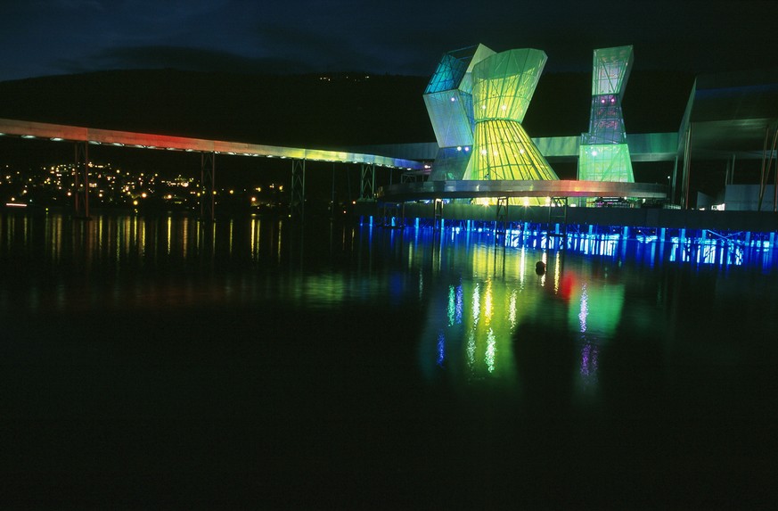 In der Nacht sind die Tuerme auf der Arteplage der Expo.02 in Biel/Bienne, beleuchtet, aufgenommen im Oktober 2002. (KEYSTONE/Gaetan Bally) :DIA]