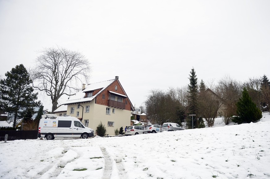 In diesem Haus im zürcherischen Flaach soll die Mutter ihre beiden Kinder am Neujahrstag getötet haben. Die Kinder hätten wenige Tage später - auf Geheiss der KESB - wieder ins Kinderheim zurückgehen  ...