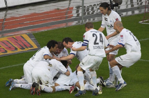 Die Zuercher Spieler jubeln ueber die 0-1 Fuehrung im Fussballspiel der Super League zwischen dem FC Basel und FC Zuerich am Samstag, 13. Mai 2006, in Basel. (KEYSTONE/Patrick Straub)