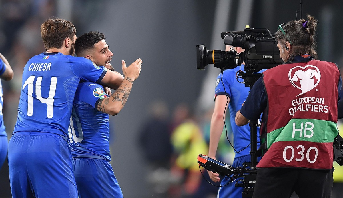 epa07641998 Italy's Lorenzo Insigne (C) celebrates with teammates scoring during the UEFA Euro 2020 Group J qualifying soccer match between Italy and Bosnia &amp; Herzegovina at the Allianz Stadi ...