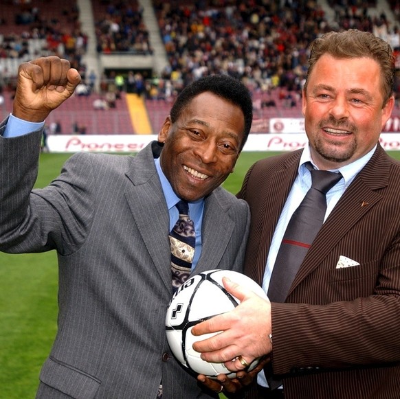 Brazilian soccer legend Pele, Edson Arantes do Nascimento, left, poses for photographers with the new owner of the Swiss soccer club, Servette FC, Marc Roger, right, before the game Servette FC vs BSC ...