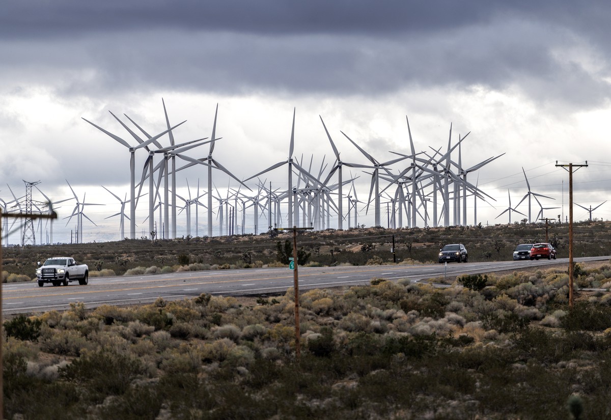 epa12530442 Wind turbines are seen at the Mojave Wind Farm in Mojave, California, USA, 16 November 2025. The Mojave Wind Farm in Kern County, California, is one of the largest and most productive wind ...