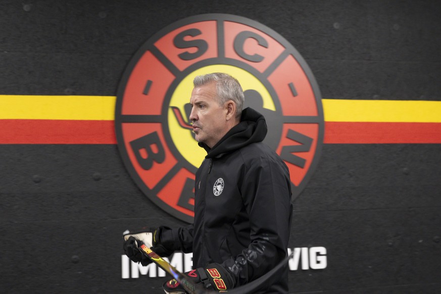 SC Bern Trainer Serge Aubin erscheint bei einem Eistraining, am Montag, 7. September 2026, in der PostFinance Arena in Bern. (KEYSTONE/Peter Schneider)