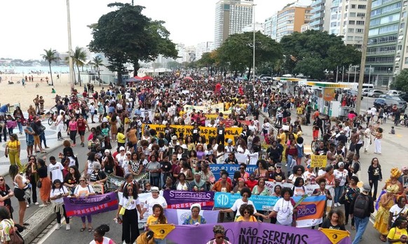 Der Zug der Frauen marschiert entlang der Copacabana.
