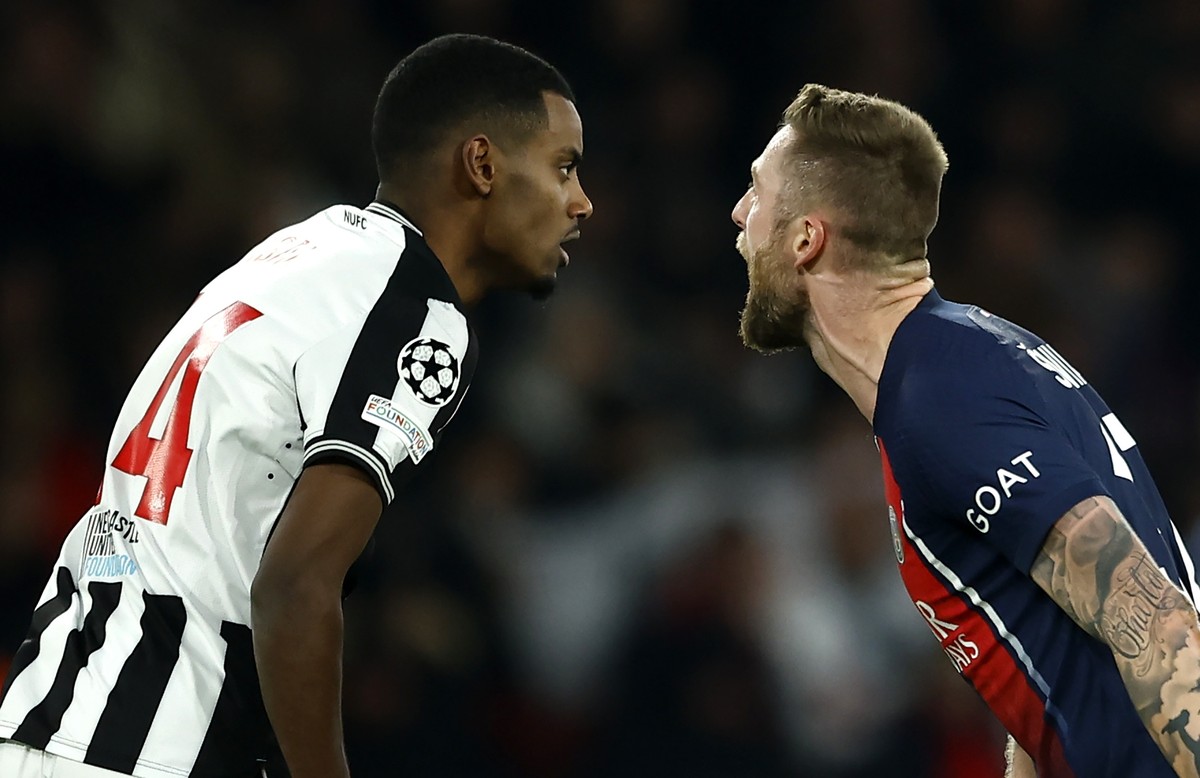 epa10999991 Milan Skriniar (R) of PSG and Alexander Isak of Newcastle during the UEFA Champions League group F match between Paris Saint-Germain and Newcastle United in Paris, France, 28 November 2023 ...