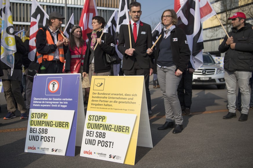 Gewerkschafter anlaesslich einer Kundgebung, am Dienstag, 4. April 2017, in Bern. Die Gewerkschaften vom Schweizerischen Eisenbahner Verband SEV, Unia und Syndicom sowie Taxifahrer protestieren gegen  ...