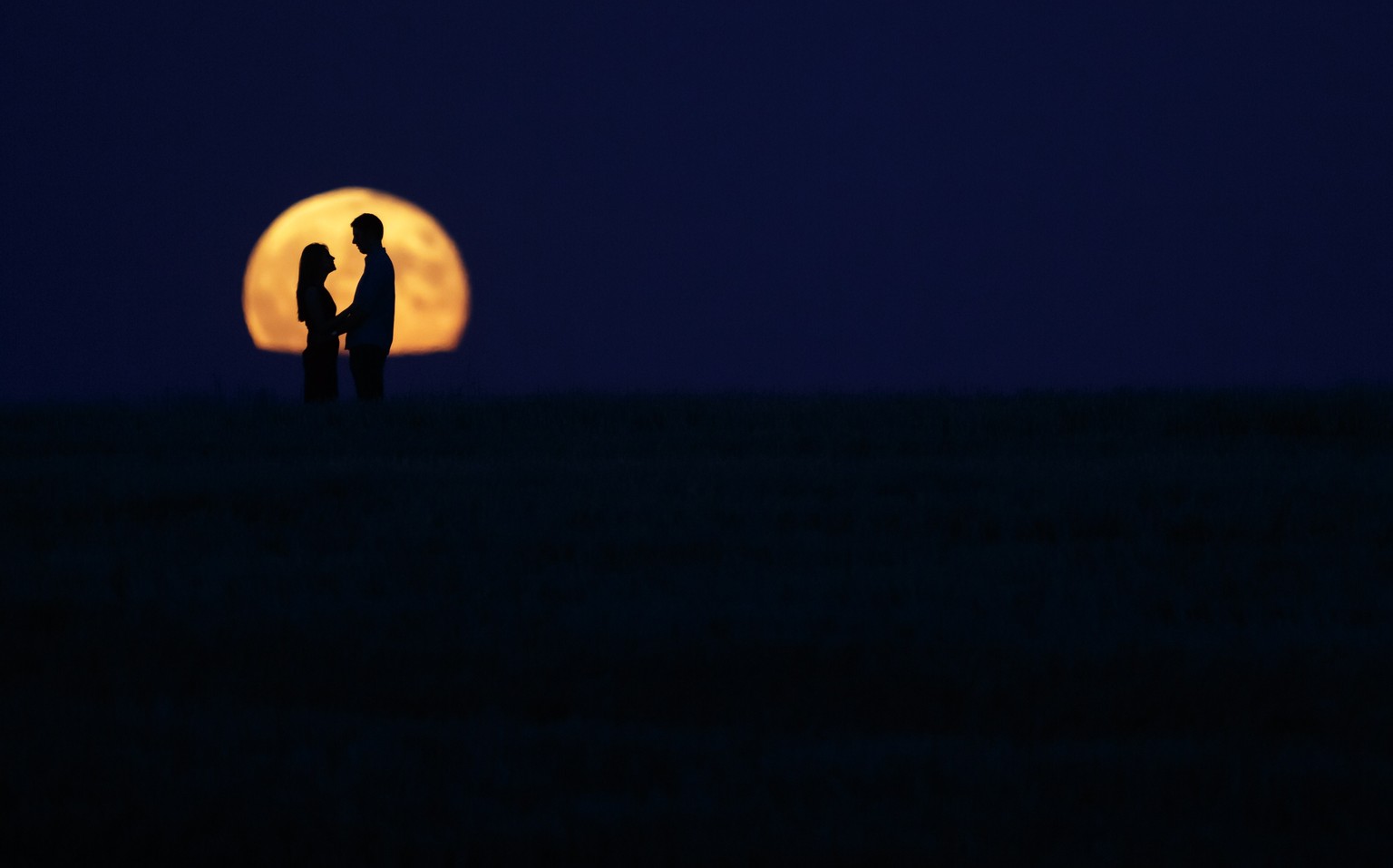 Ein Paar steht am 9. September 2014 vor dem Supermond in Burgos, Kastilien und León . 