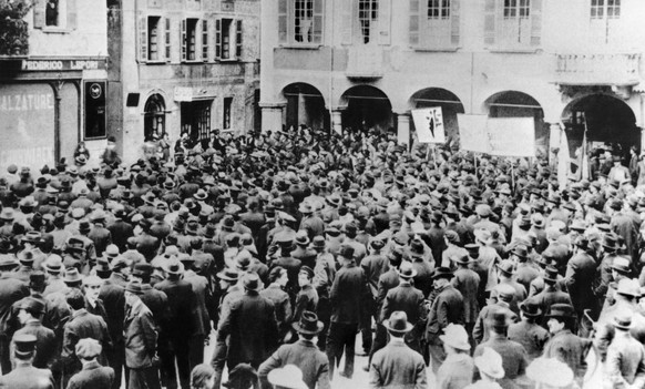 Streikende Arbeiter versammeln sich waehrend des Schweizer Generalstreiks in November 1918 auf einem Platz in Bellinzona, Schweiz. (KEYSTONE/Str)