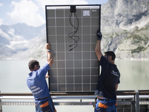 Arbeiter montieren Panels der Solar-Grossanlage des Elektrizitaetswerk der Stadt Zuerich (ewz) am Albigna-Stausee, aufgenommen am Montag, 10. August 2020, in Bregaglia. Mit