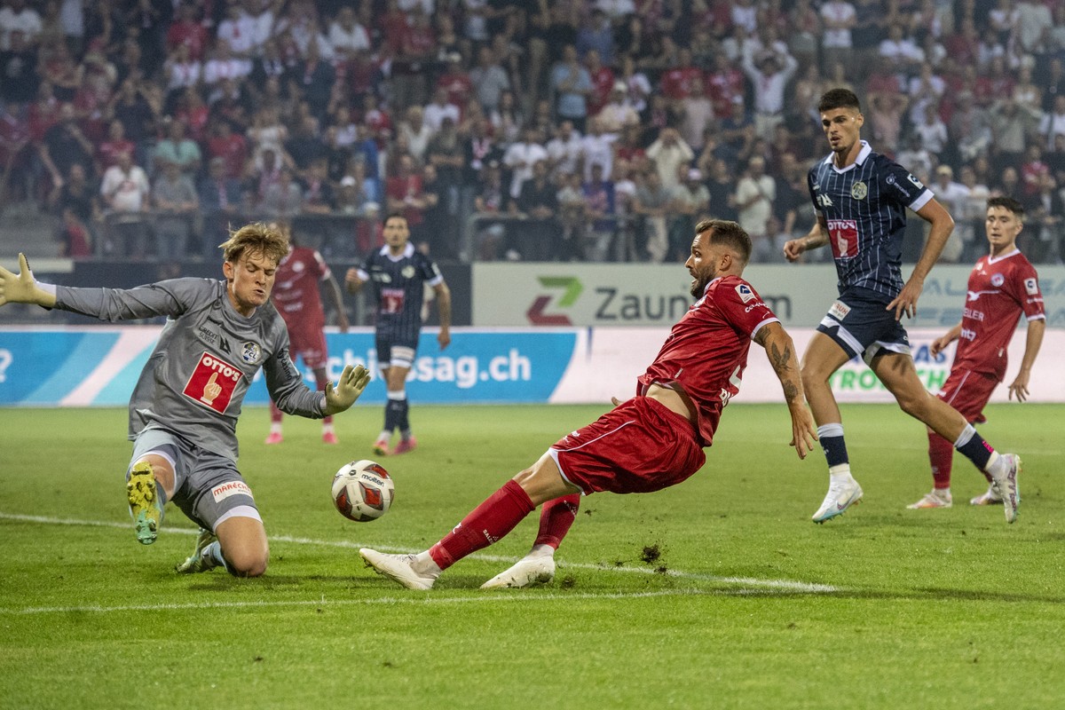 Roman Buess, rechts, von Winterthur im Spiel gegen Torhueter Pascal Loretz, links, von Luzern sind beim Super League Meisterschaftsspiel zwischen FC Winterthur und dem FC Luzern vom Samstag, 22. Juli  ...