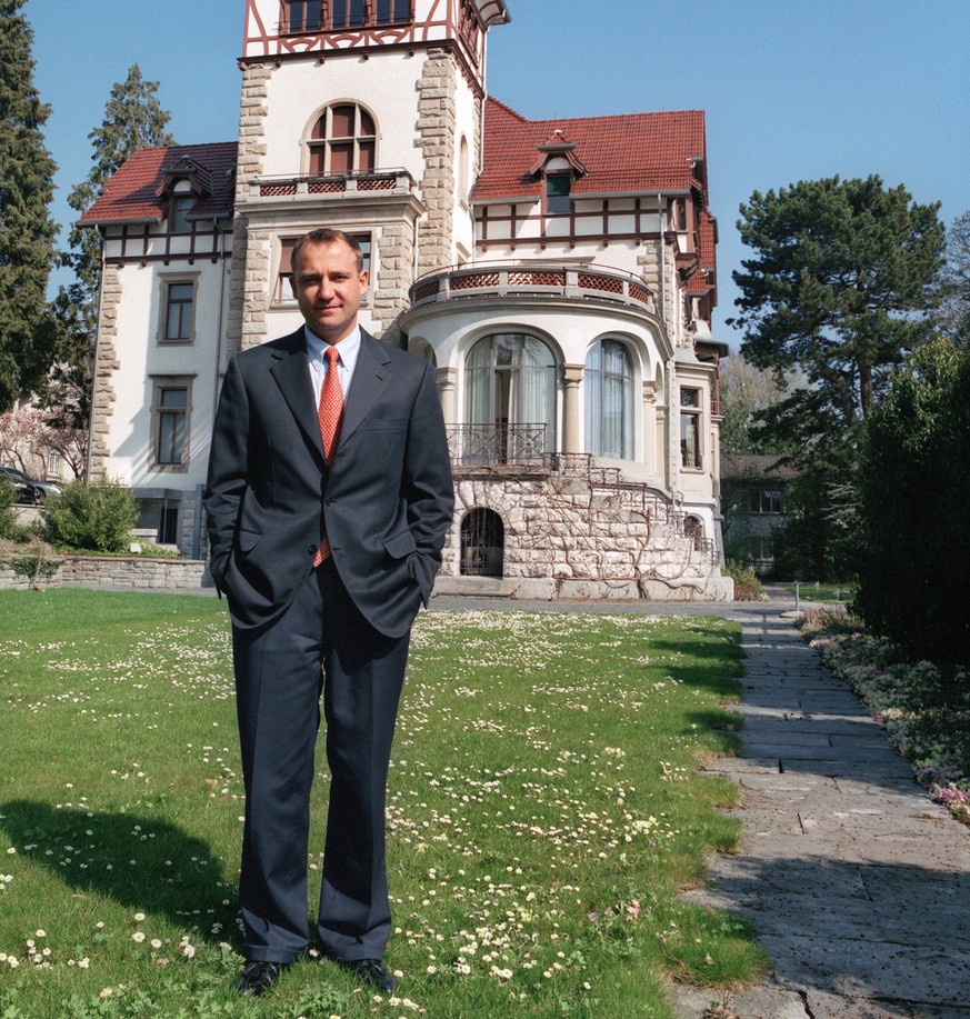 Thomas Matter in einer Aufnahme von 2003 vor dem Hauptsitz seiner Swiss First Bank an der Zürcher Bellariastrasse.&nbsp;